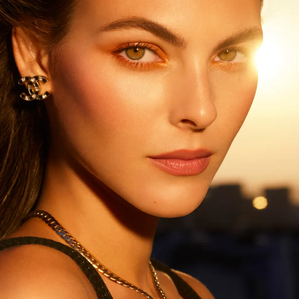 COLOUR, SHINE, INTENSITY IN A FLASH