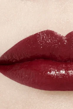 DER GLÄNZENDE FLUID-LIPPENSTIFT MIT LANGEM HALT