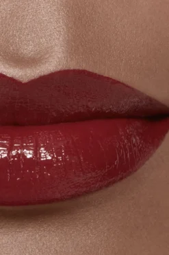 DER GLÄNZENDE FLUID-LIPPENSTIFT MIT LANGEM HALT