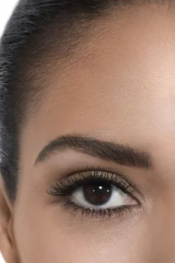 DIE ALL-IN-ONE-MASCARA: VOLUMEN, LÄNGE, SCHWUNG UND DEFINITION SCHWARZ