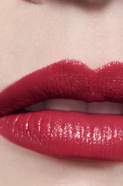 FARBINTENSIVER LIPPENSTIFT. KONZENTRIERTE LEUCHTKRAFT UND PFLEGE. REFILLABLE