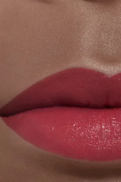 FARBINTENSIVER LIPPENSTIFT. KONZENTRIERTE LEUCHTKRAFT UND PFLEGE. REFILLABLE