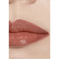 GETÖNTER, FEUCHTIGKEITSSPENDENDER, VERSCHÖNERNDER LIPPENBALSAM MIT INDIVIDUELLER FARBINTENSITÄT