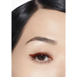 HOCHPRÄZISER FLÜSSIGER EYELINER ‒ LANGANHALTEND UND WASSERFEST