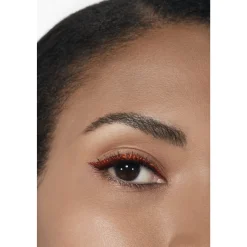 HOCHPRÄZISER FLÜSSIGER EYELINER ‒ LANGANHALTEND UND WASSERFEST