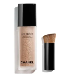 MAKE-UP MIT FRISCHEEFFEKT UND MIKROKAPSEL-PIGMENTEN. ZWEITE-HAUT-EFFEKT. NATÜRLICH STRAHLENDER TEINT