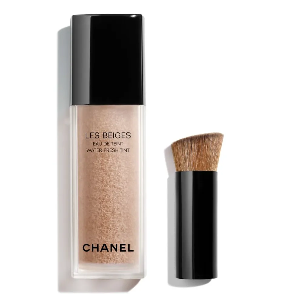 MAKE-UP MIT FRISCHEEFFEKT UND MIKROKAPSEL-PIGMENTEN. ZWEITE-HAUT-EFFEKT. NATÜRLICH STRAHLENDER TEINT