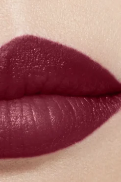 MATTIERENDER LIPPENSTIFT MIT HOHER FARBINTENSITÄT