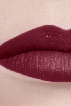 MATTIERENDER LIPPENSTIFT MIT HOHER FARBINTENSITÄT